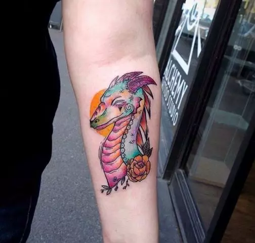 Tattoo karo Dragons (68 Foto): Sketsa lan nilai. Tato ing tangan lan ing pundhak, ing mburi lan ing pinggul, ing gulu lan sikil, ing lengen lan ing bagean liya 279_68
