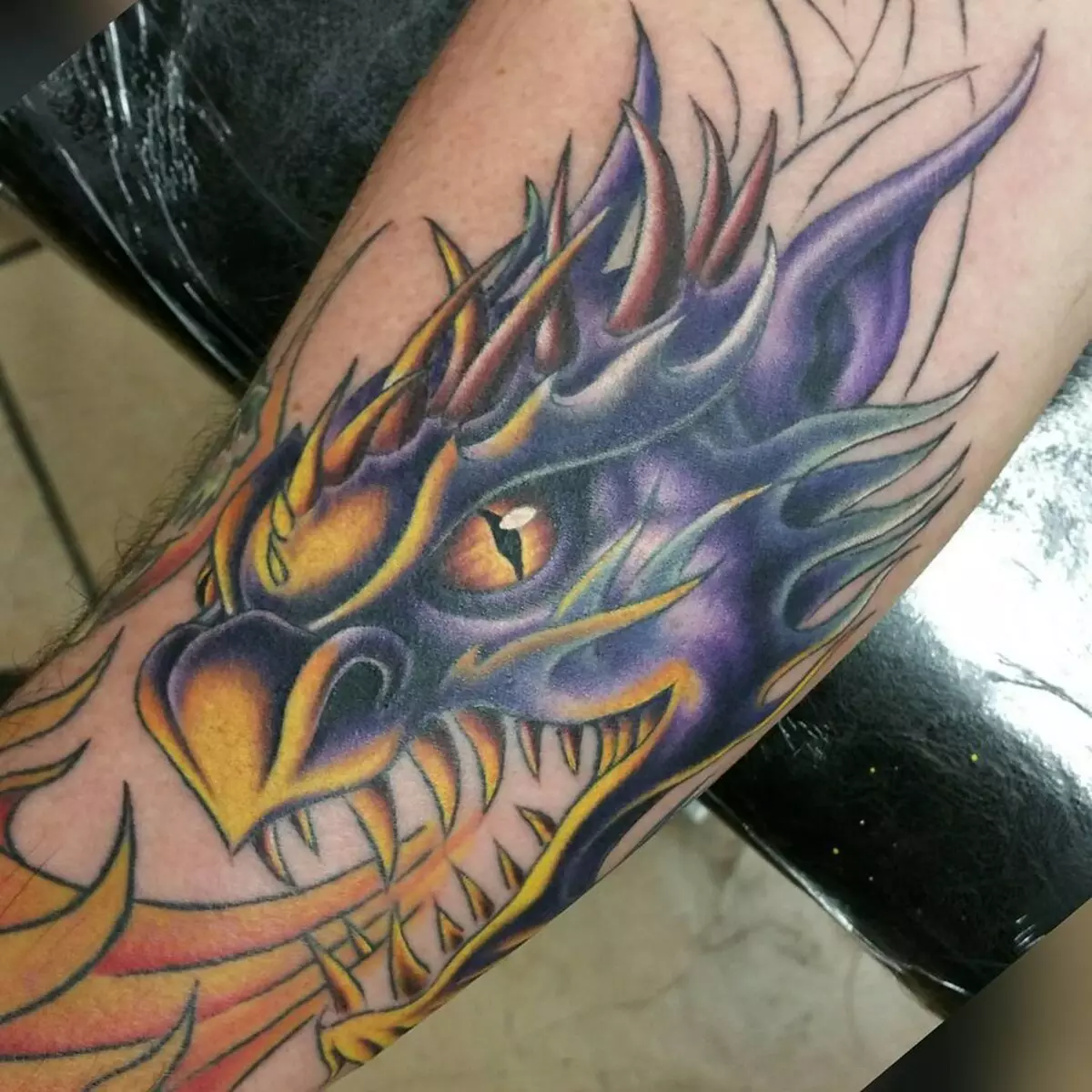 Tattoo karo Dragons (68 Foto): Sketsa lan nilai. Tato ing tangan lan ing pundhak, ing mburi lan ing pinggul, ing gulu lan sikil, ing lengen lan ing bagean liya 279_7