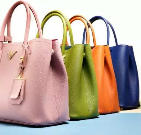 Prada soma (92 fotogrāfijas): sieviešu ādas modeļi, izmaksas, kā atšķirt ar viltus maziem maisiņiem, dubultā maisā 2803_28