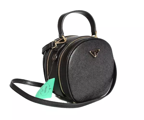 प्रादा बैग (92 फोटो): महिलाओं के चमड़े के मॉडल, लागत, नकली छोटे बैग, डबल बैग के साथ अंतर कैसे करें 2803_48