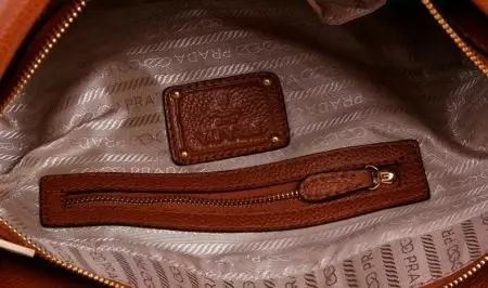 प्रादा बैग (92 फोटो): महिलाओं के चमड़े के मॉडल, लागत, नकली छोटे बैग, डबल बैग के साथ अंतर कैसे करें 2803_85