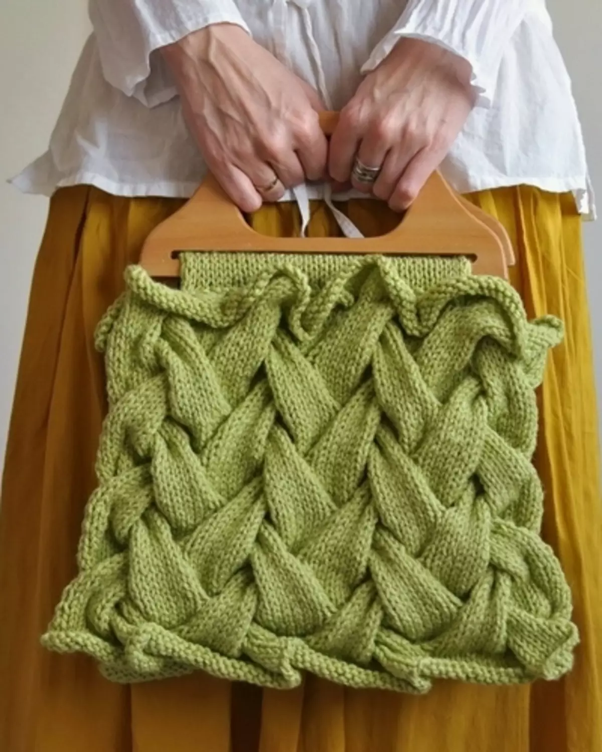 Knitted bags (67 foto's): Bernes en froulik model fan satyn linten, touwen en pakketten, lykas stylich ûntwerp foar simmer 2804_6