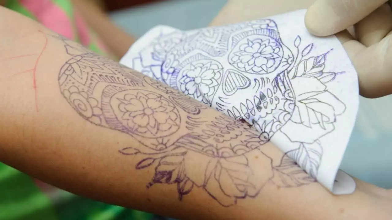 Kaip išversti tatuiruotę ant kūno su popieriumi? Kaip naudoti perkėlimo popierių namuose? Kaip perkelti nuotrauką į odą su spausdintuvu?