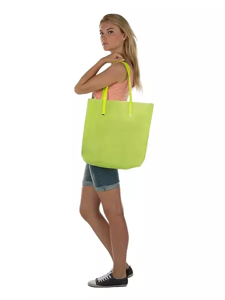 Bolsa verde (70 fotos): que usar modelos de coiro verde claro e escuro, pequenos e por ombreiro 2816_16