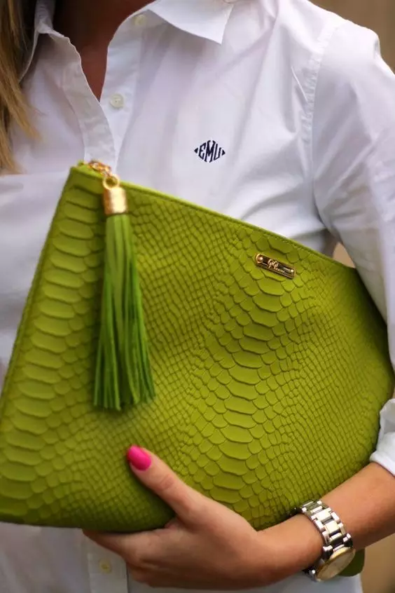 Зелена торба (70 фотографии): Што да носат светлосни и темни зелени кожни модели, мали и преку рамо 2816_25