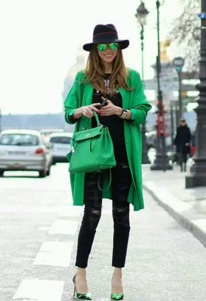 Bolsa verde (70 fotos): que usar modelos de coiro verde claro e escuro, pequenos e por ombreiro 2816_52