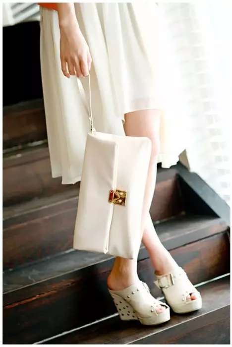 Bolsa Branca (104 fotos): Que usar a femia a partir de tapicería e coiro, como limpar os modelos sobre o ombreiro, comentarios 2828_37