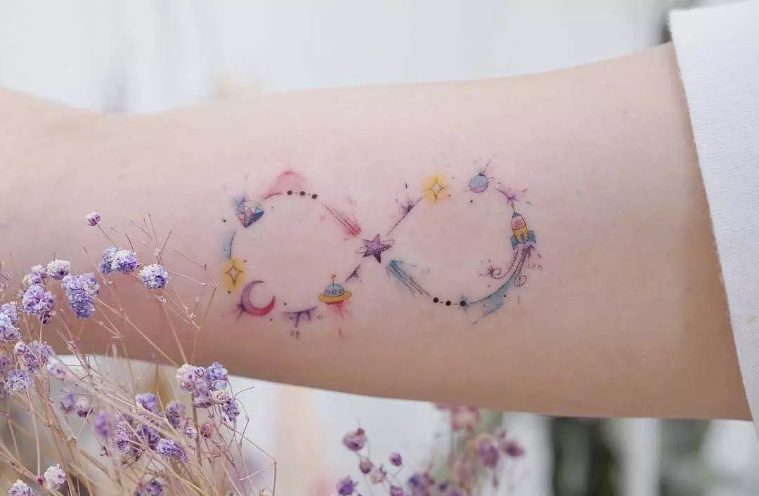 Tender Tattoo: Sketse vir meisies. Tattoos voorhek en op skouers, klein en groot. Sagte blomme en ander vroulike en gesofistikeerde tatoeëermerke