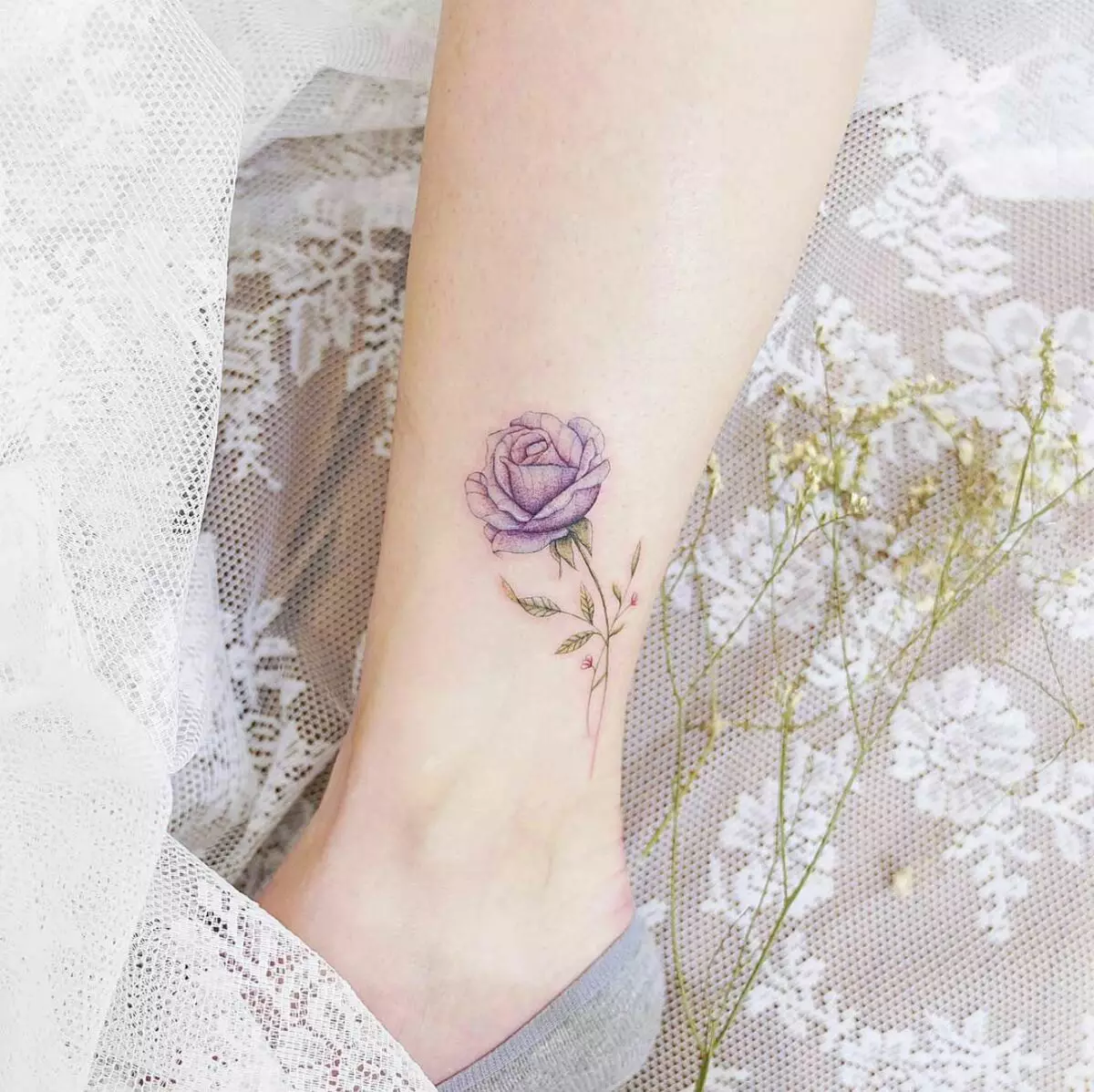 Konkursa tetovējums: skices meitenēm. Tetovējumi uz rokas un uz pleciem, maziem un lieliem. Maigi ziedi un citi sievišķīgi un izsmalcināti tetovējumi 282_10