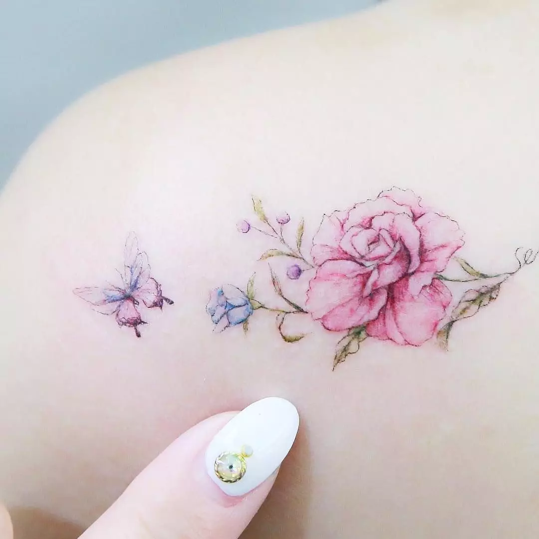 Konkursa tetovējums: skices meitenēm. Tetovējumi uz rokas un uz pleciem, maziem un lieliem. Maigi ziedi un citi sievišķīgi un izsmalcināti tetovējumi 282_11