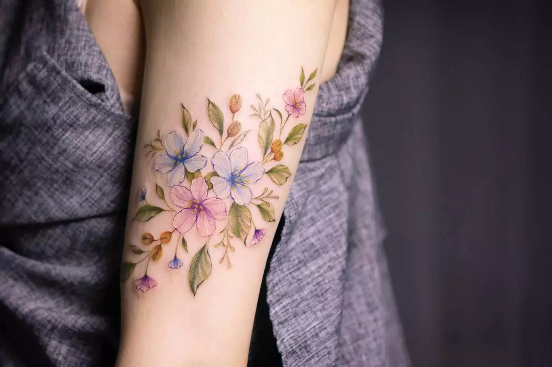 Tetovanie: Náčrtky pre dievčatá. Tetovanie na ruke a na ramená, malé a veľké. Jemné kvety a iné ženské a sofistikované tetovanie 282_12