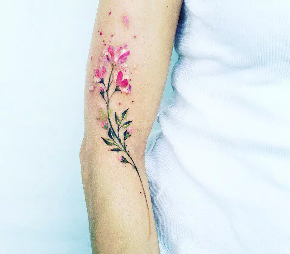 Tetovanie: Náčrtky pre dievčatá. Tetovanie na ruke a na ramená, malé a veľké. Jemné kvety a iné ženské a sofistikované tetovanie 282_14