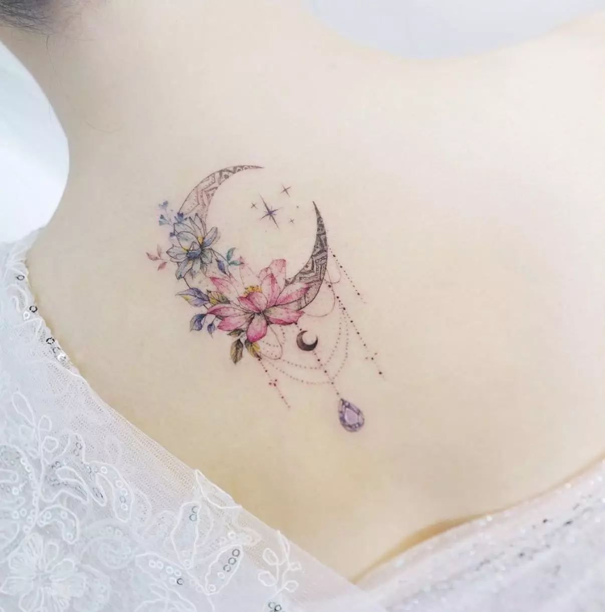 Tetovanie: Náčrtky pre dievčatá. Tetovanie na ruke a na ramená, malé a veľké. Jemné kvety a iné ženské a sofistikované tetovanie 282_19