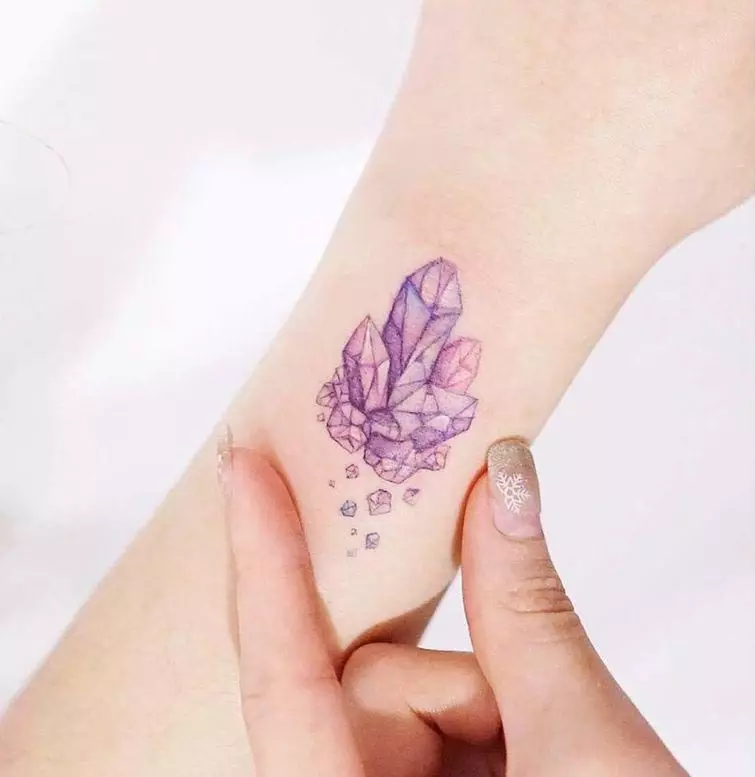 Tenero tatuaggio: schizzi per ragazze. Tatuaggi a portata di mano e sulle spalle, piccole e grandi. Fiori delicati e altri tatuaggi femminili e sofisticati 282_29