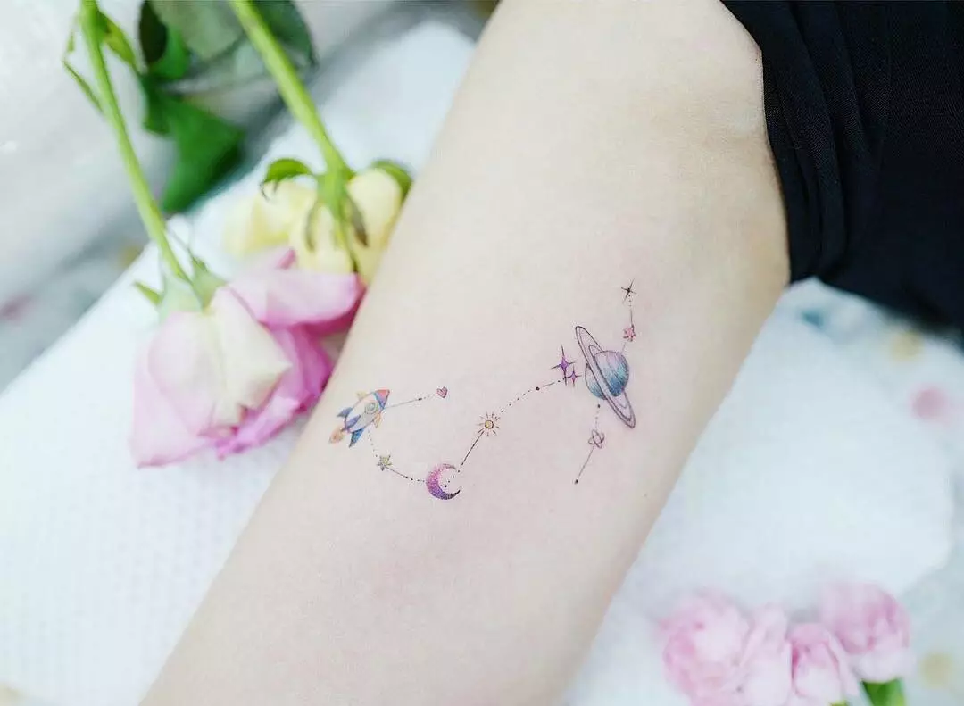 Konkursa tetovējums: skices meitenēm. Tetovējumi uz rokas un uz pleciem, maziem un lieliem. Maigi ziedi un citi sievišķīgi un izsmalcināti tetovējumi 282_31