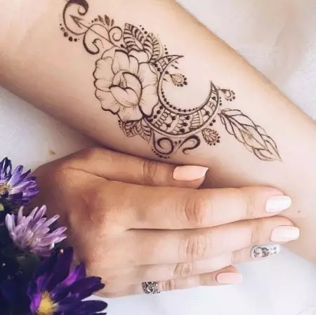 Tetovanie: Náčrtky pre dievčatá. Tetovanie na ruke a na ramená, malé a veľké. Jemné kvety a iné ženské a sofistikované tetovanie 282_36