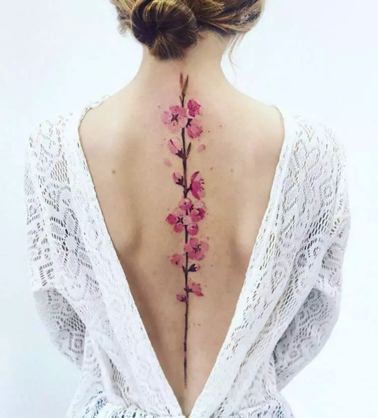 Tenero tatuaggio: schizzi per ragazze. Tatuaggi a portata di mano e sulle spalle, piccole e grandi. Fiori delicati e altri tatuaggi femminili e sofisticati 282_39