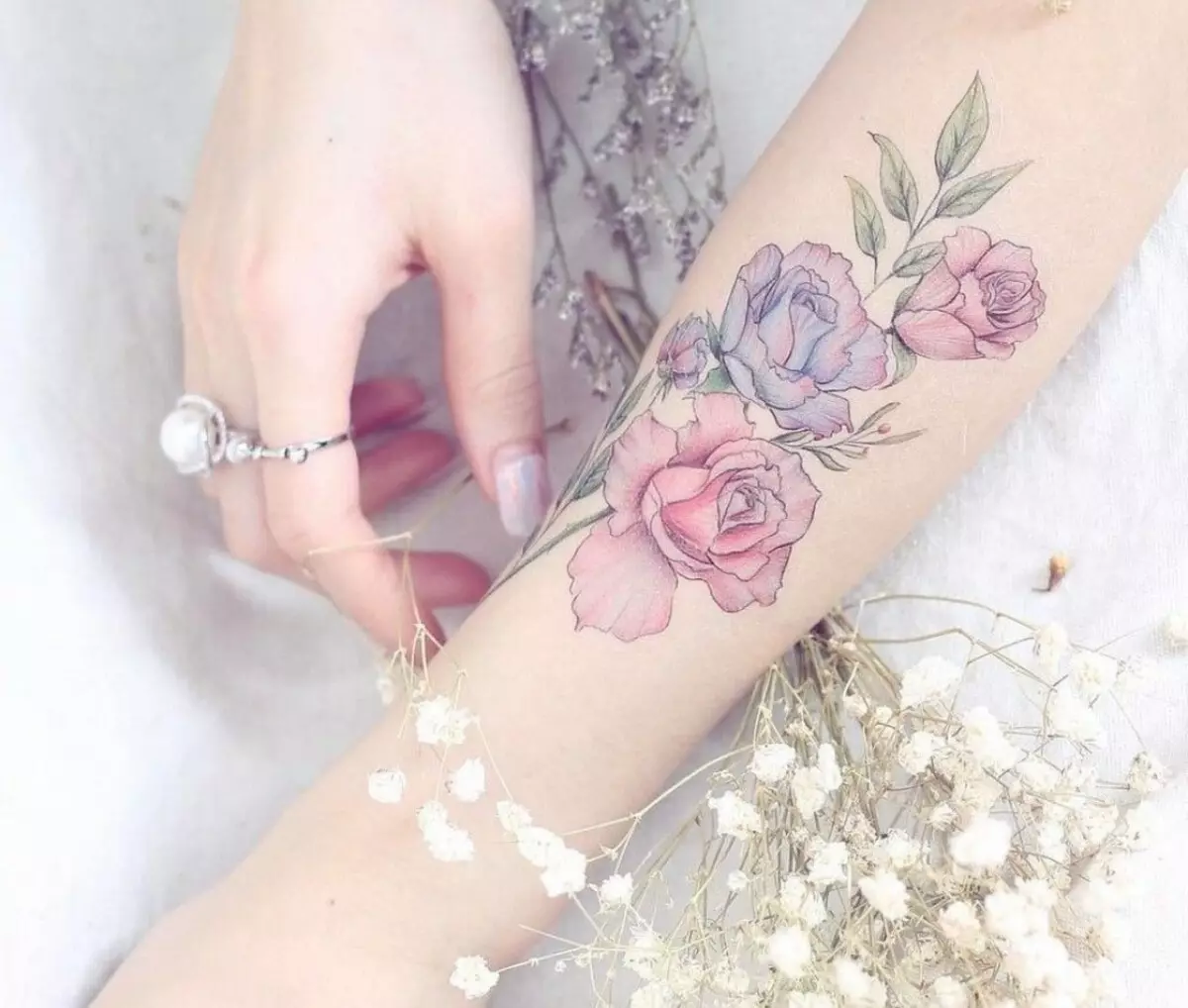 Tetovanie: Náčrtky pre dievčatá. Tetovanie na ruke a na ramená, malé a veľké. Jemné kvety a iné ženské a sofistikované tetovanie 282_41