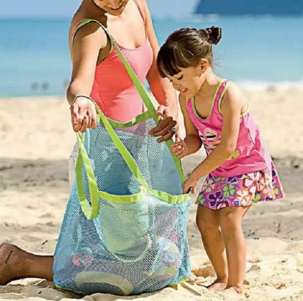 Bags de praia (78 fotos): Modelo-alfombra para a praia 2021, grande e transparente do segredo de Victoria, malla e palla 2836_16
