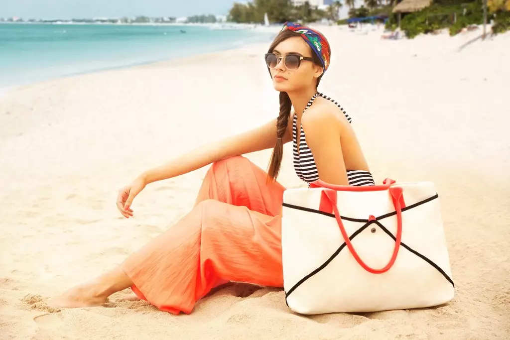 Bags de praia (78 fotos): Modelo-alfombra para a praia 2021, grande e transparente do segredo de Victoria, malla e palla 2836_3