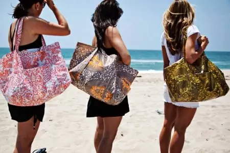 Bags de praia (78 fotos): Modelo-alfombra para a praia 2021, grande e transparente do segredo de Victoria, malla e palla 2836_59