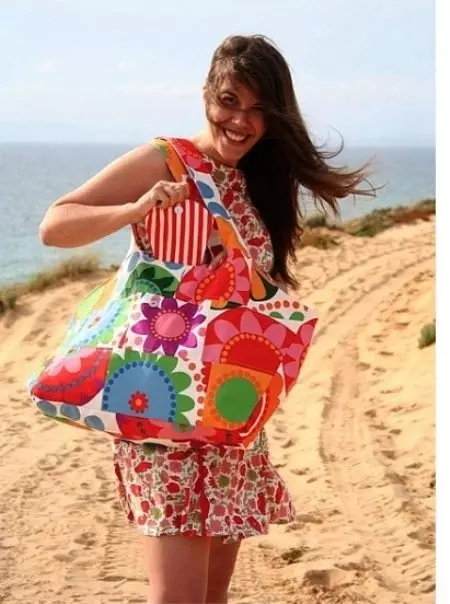 Bags de praia (78 fotos): Modelo-alfombra para a praia 2021, grande e transparente do segredo de Victoria, malla e palla 2836_76