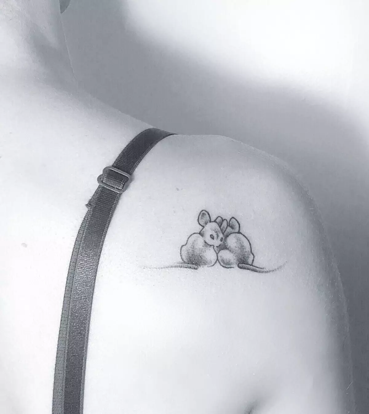 Tattoo "Mouse": Isang halaga ng tattoo na may mouse, pangkalahatang-ideya ng mga sketch at estilo para sa mga batang babae, tattoo sa brush at iba pang bahagi ng katawan