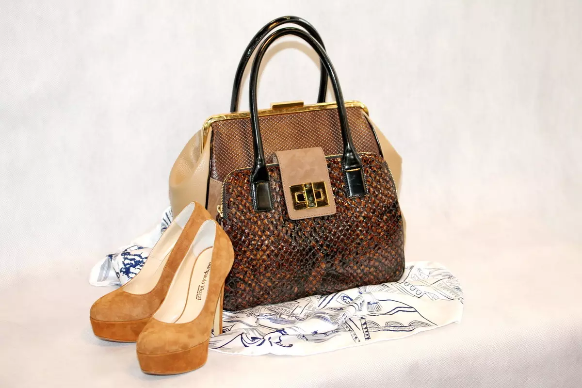 Talianske tašky (109 fotografií): Kožené a semišské ženské tašky z Talianska, značky 2842_21