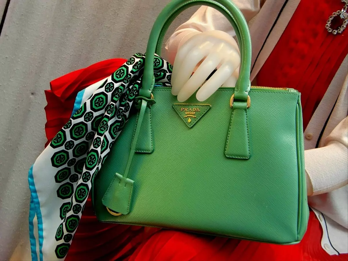 اطالوی بیگ (109 فوٹو): اٹلی، برانڈز سے بیگ کے چمڑے اور سابر خواتین بیگ 2842_28