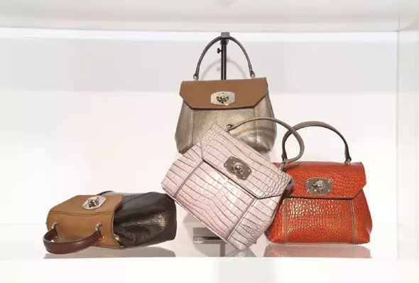 Talianske tašky (109 fotografií): Kožené a semišské ženské tašky z Talianska, značky 2842_8