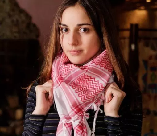 Araphak Scarf (57 fotografií): Ako kravatu Araphant na krku, na mojej hlave 2844_27