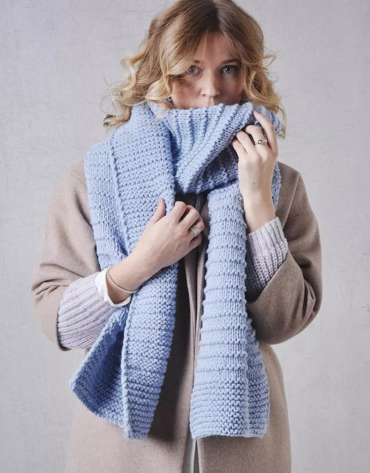 Cómo atar una bufanda de punto (50 fotos): lo hermosa de atar una bufanda de lana 2845_25