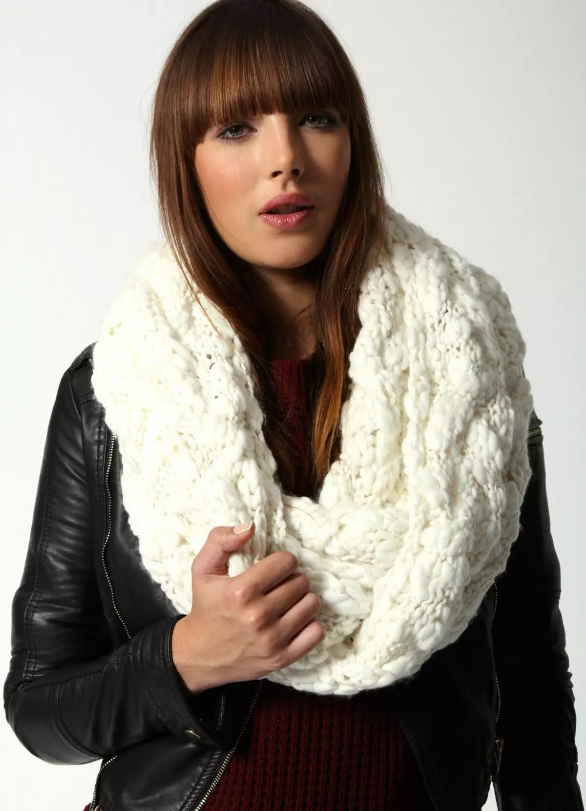 როგორ გვაკავშირებს ნაქსოვი scarf (50 ფოტო): რამდენად ლამაზია გვაკავშირებს woolen scarf 2845_44