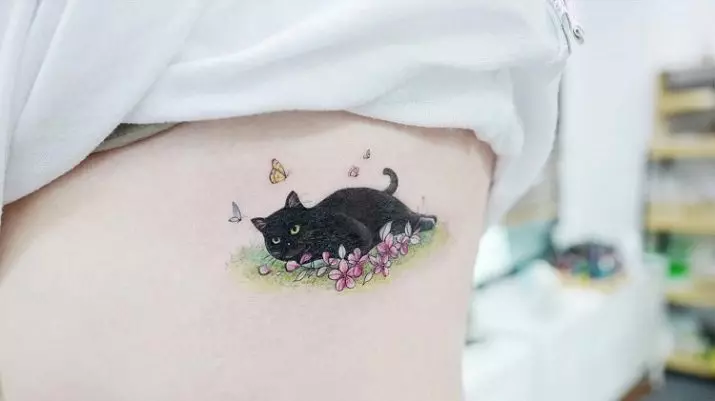 Little Tattoo (79 bilder): Skisser av mini-tatoveringer, ideene til farget liten vakker tatovering, andre miniatyrer med mening for jenter og gutter