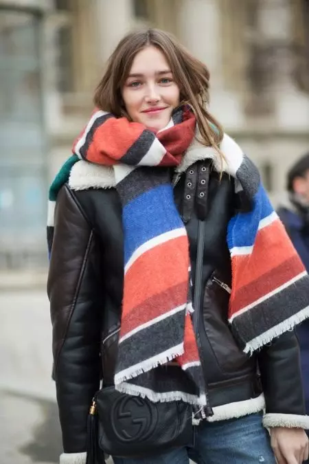 Striped scarf (picha 39): nini kuvaa knit na knitted Kiingereza bendi bendi scarf 2851_18