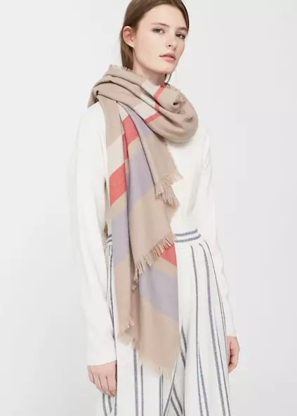 Ang Striped Scarf (39 Mga Litrato): Unsa ang Pagsul-ob sa Knit ug Knitted English Rolven Bands Scarf 2851_25