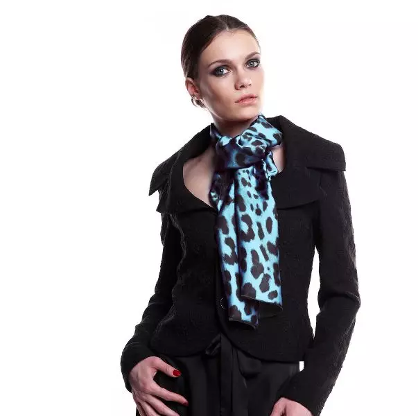 Sciarpa turchese (33 foto): cosa indossare modelli con una stampa di leopardo e monofonica 2854_17