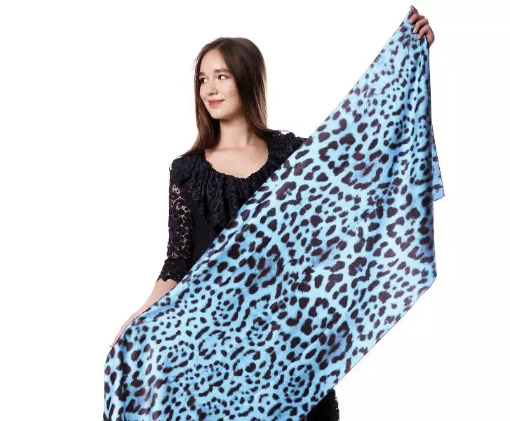 Sciarpa turchese (33 foto): cosa indossare modelli con una stampa di leopardo e monofonica 2854_23
