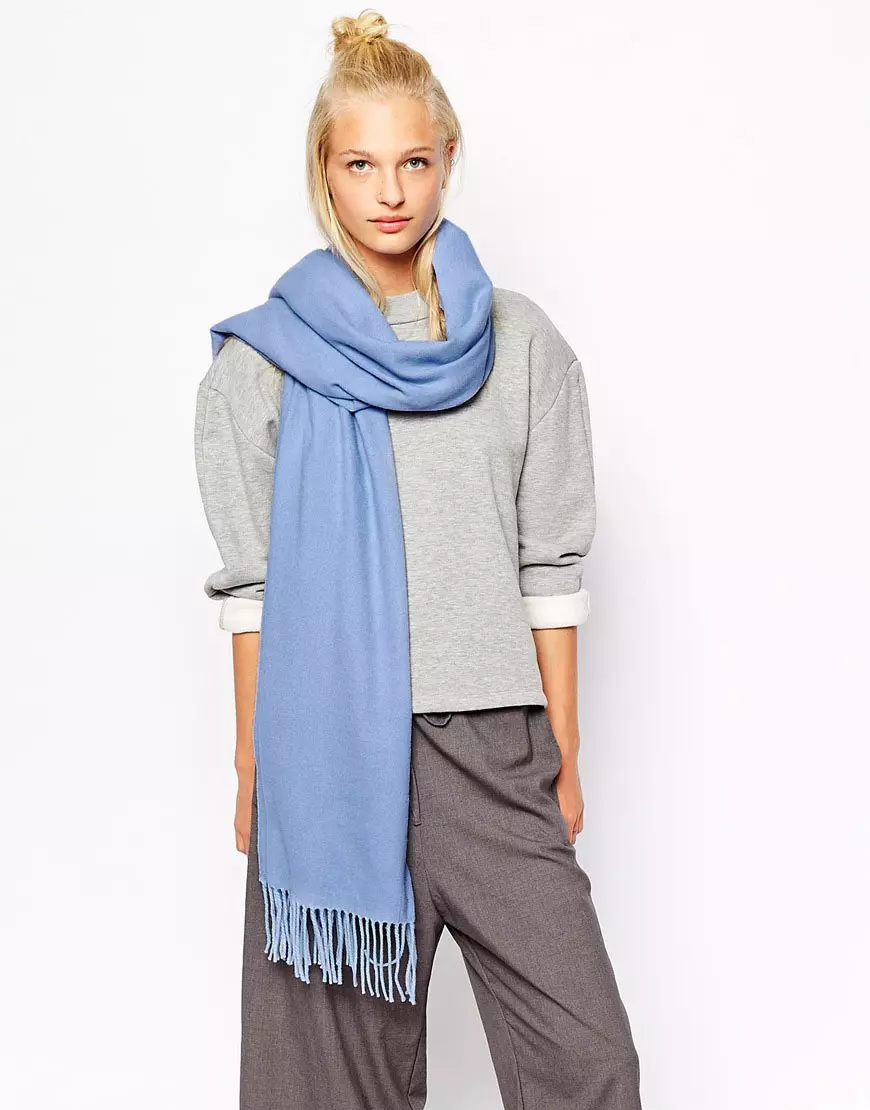 Blue scarf (25 photos): What to wear gray-blue, white-blue, soft blue and pink-blue scarf 2861_17