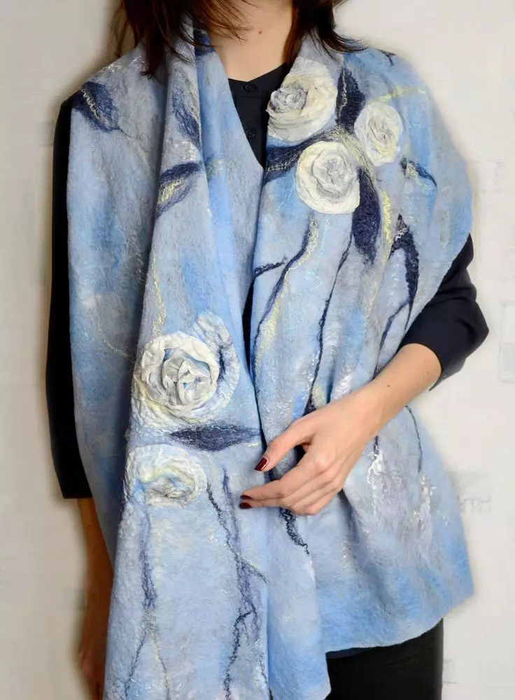 Blue Scarf (25 hotuna): Me ya sa launin toka-shuɗi, white-shudi, shuɗi-shuɗi mai shuɗi 2861_21