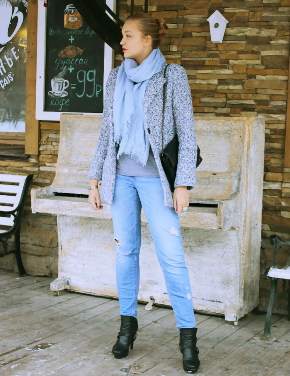 Blue scarf (25 photos): What to wear gray-blue, white-blue, soft blue and pink-blue scarf 2861_24