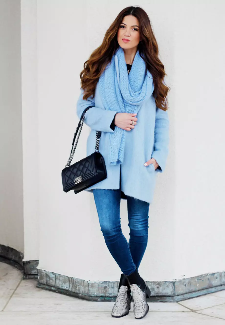 Blue scarf (25 photos): What to wear gray-blue, white-blue, soft blue and pink-blue scarf 2861_25