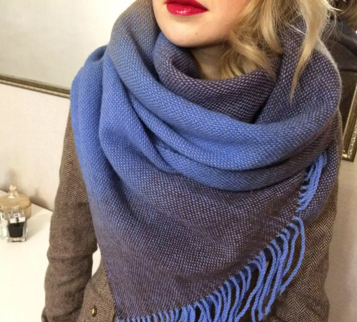 Blue scarf (25 photos): What to wear gray-blue, white-blue, soft blue and pink-blue scarf 2861_7