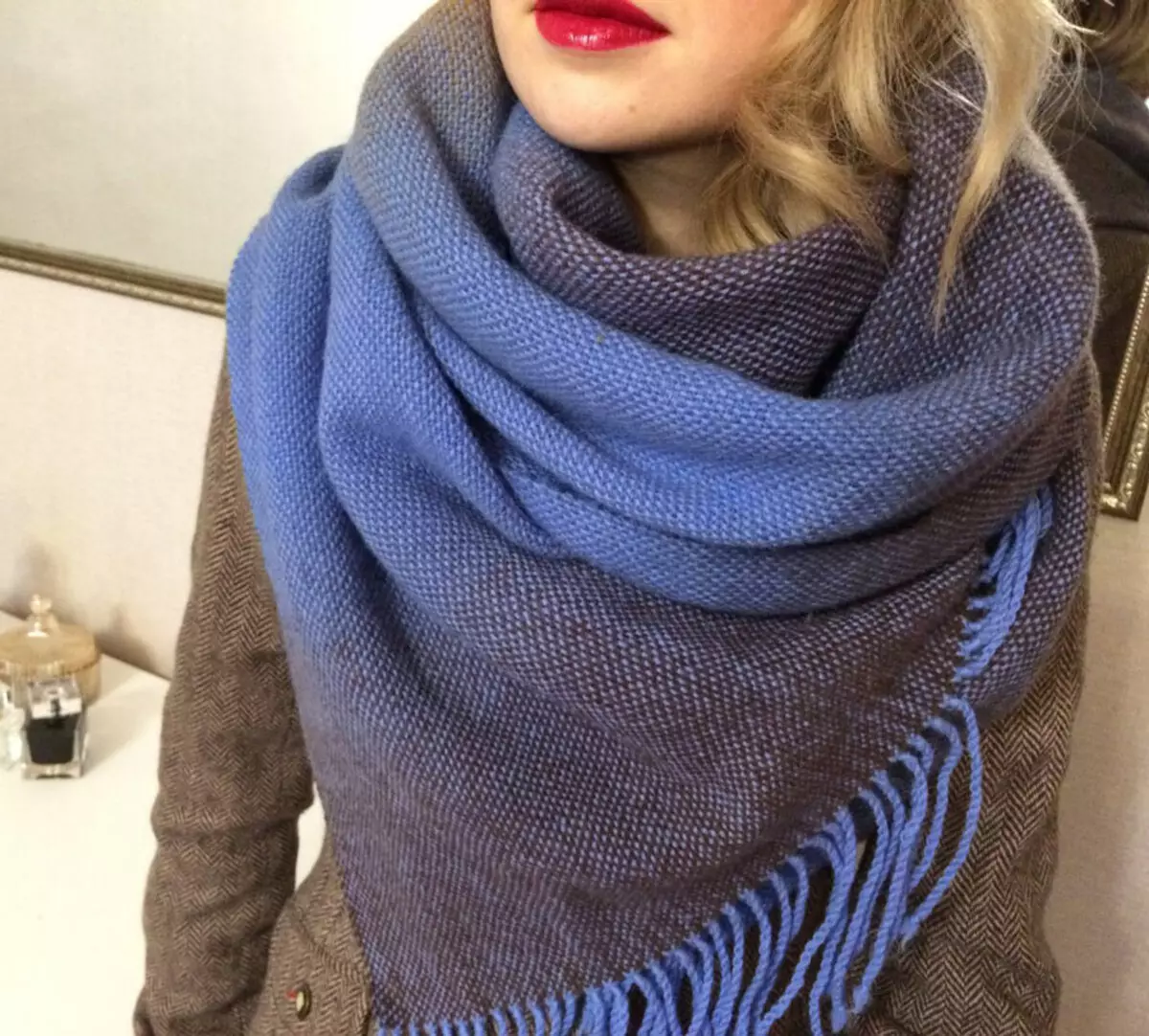 BLUE SCARF (25 fotiek): Čo nosiť sivá-modrá, biela-modrá, mäkká modrá a ružová-modrá šatka 2861_7