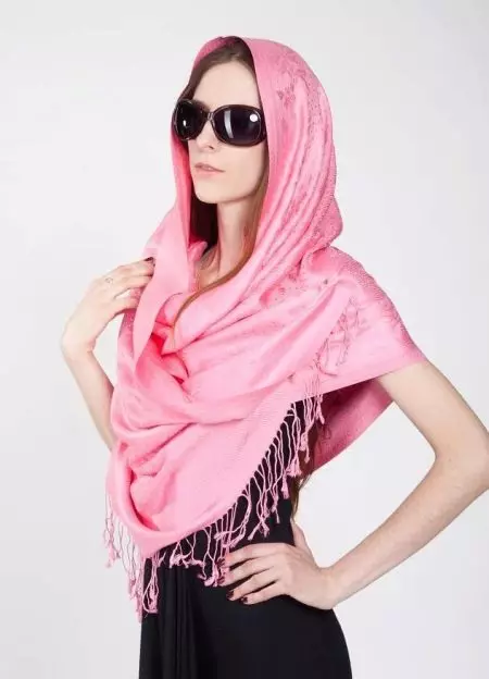 Wat in rôze sjaal te dragen (27 foto's): wat is geskikt foar griis-pink, sêft roze, bleek pink sjaal 2871_3