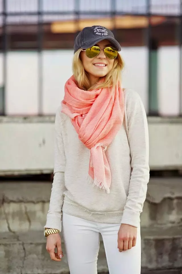 Hvad skal man bære et lyserødt tørklæde (27 billeder): Hvad er egnet til grå-pink, blid pink, bleg rosa tørklæde 2871_6