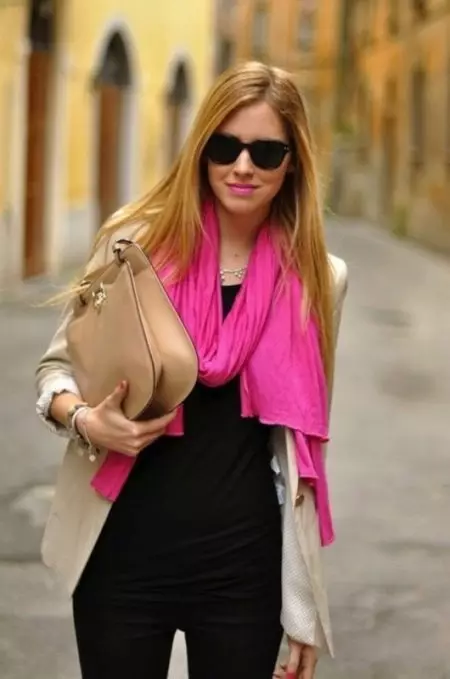 Hvad skal man bære et lyserødt tørklæde (27 billeder): Hvad er egnet til grå-pink, blid pink, bleg rosa tørklæde 2871_7