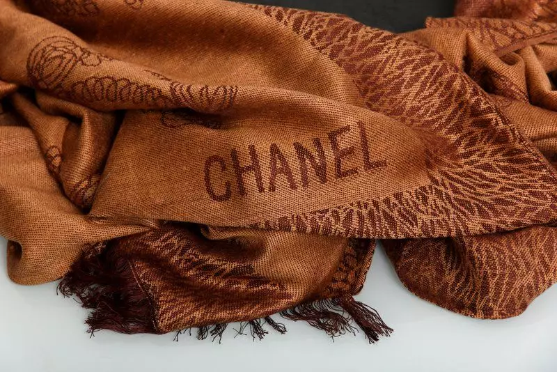 Chanel Chanel، Michael Kors و دیگر مارک ها (38 عکس): مدل های روسری اصلی 2872_28