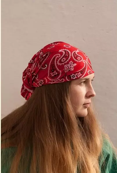 BANDANA SCARF (47 fotiek): Neckband s lebkou, Cervikálny Bandana Buff, Ako nosiť šatku-Bandan 2876_19