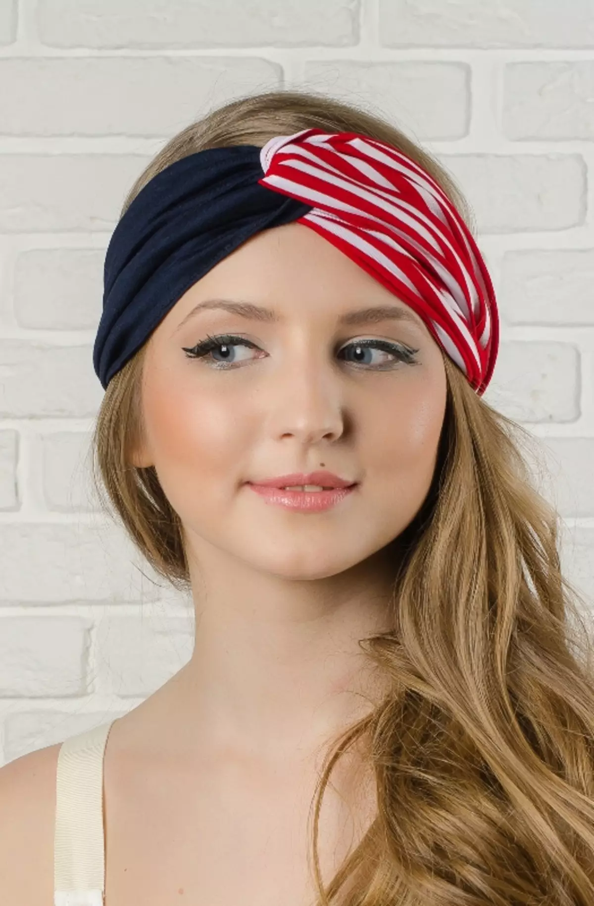 BANDANA SCARF (47 fotiek): Neckband s lebkou, Cervikálny Bandana Buff, Ako nosiť šatku-Bandan 2876_32